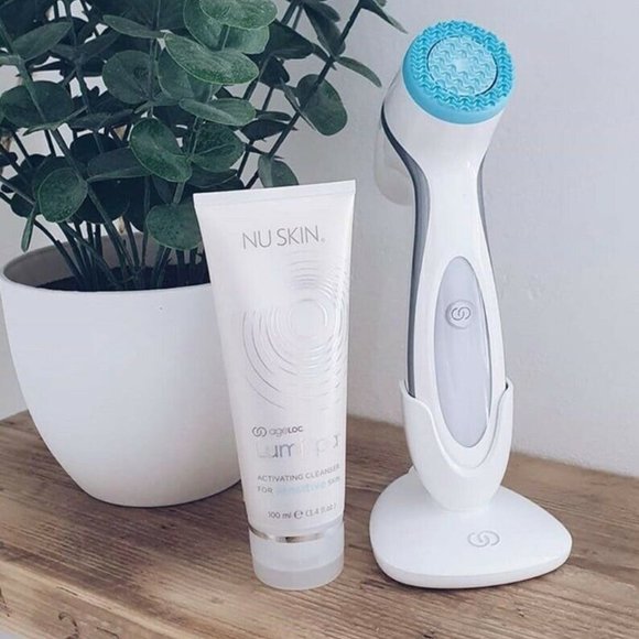 NuSkin ageLOC® LumiSpa® + Normal/Combo/Sensitive/Dry Cleanser (LMK which one) - Picture 8 of 9